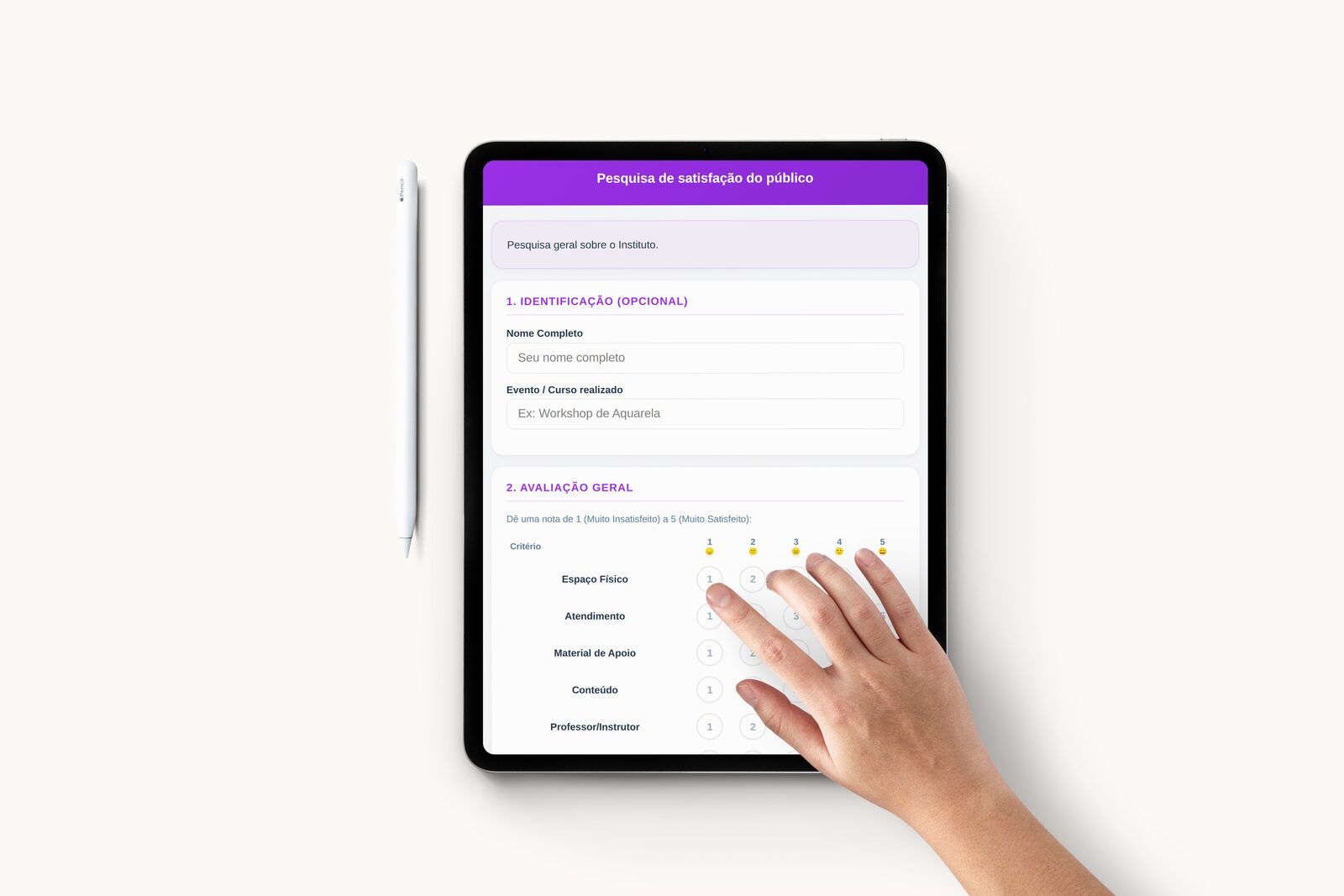 Tablet com caneta mostrando uma pesquisa de satisfação do público sendo respondida