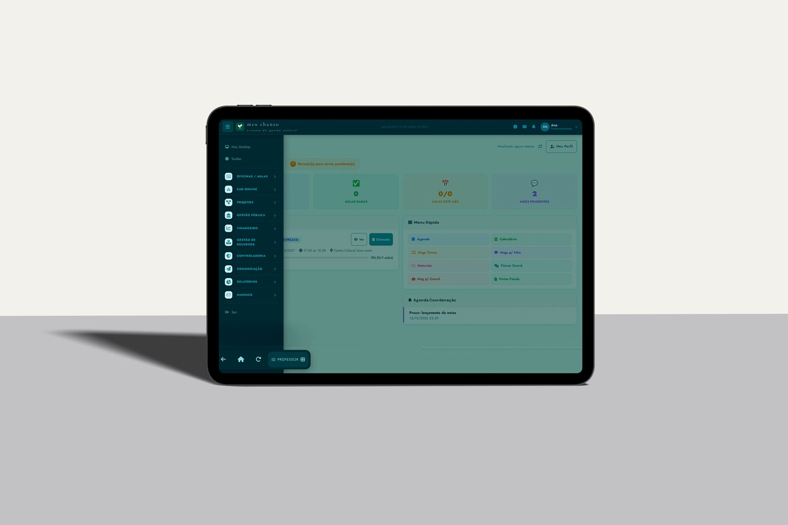 Tablet apoiado na mesa com a área do professor do Chanzo e o menu lateral aberto